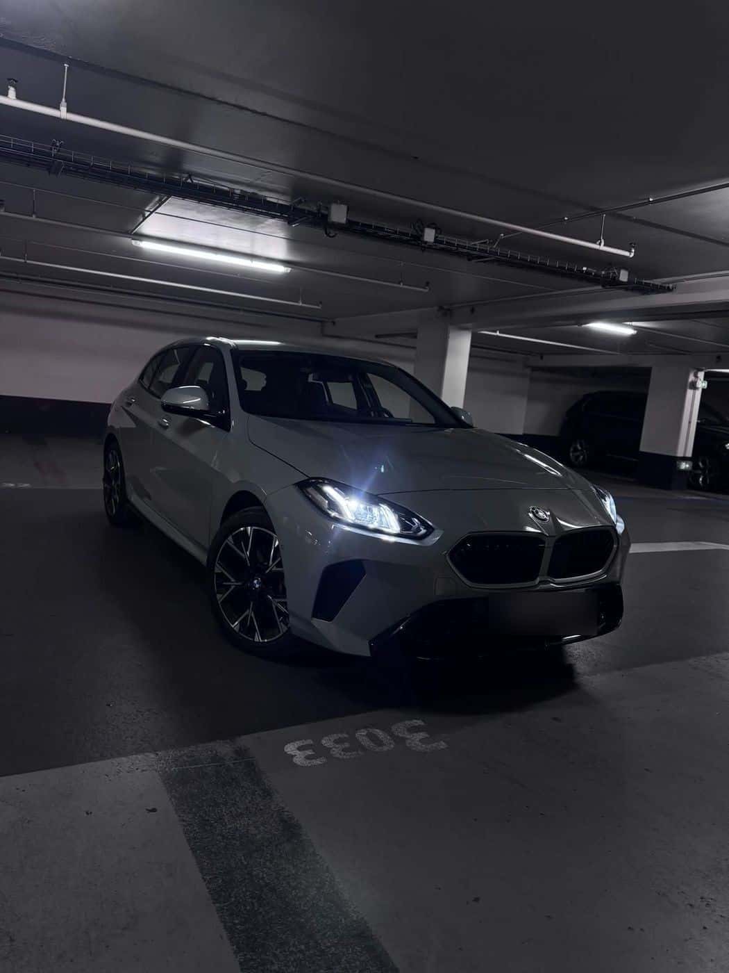 BMW Série 1 grise de RS Prestige Car dans un parking souterrain