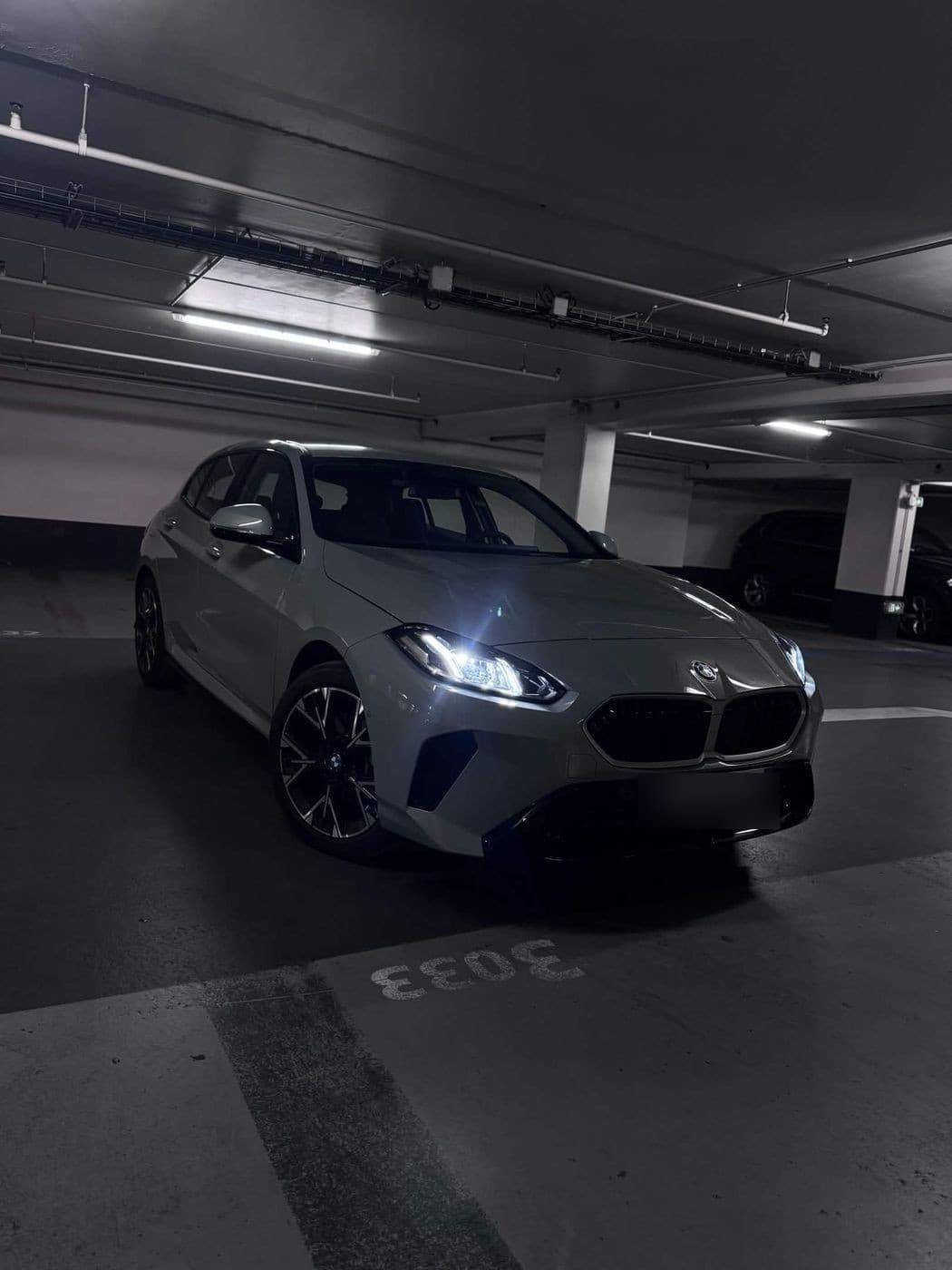 BMW Série 1 grise de RS Prestige Car dans un parking souterrain