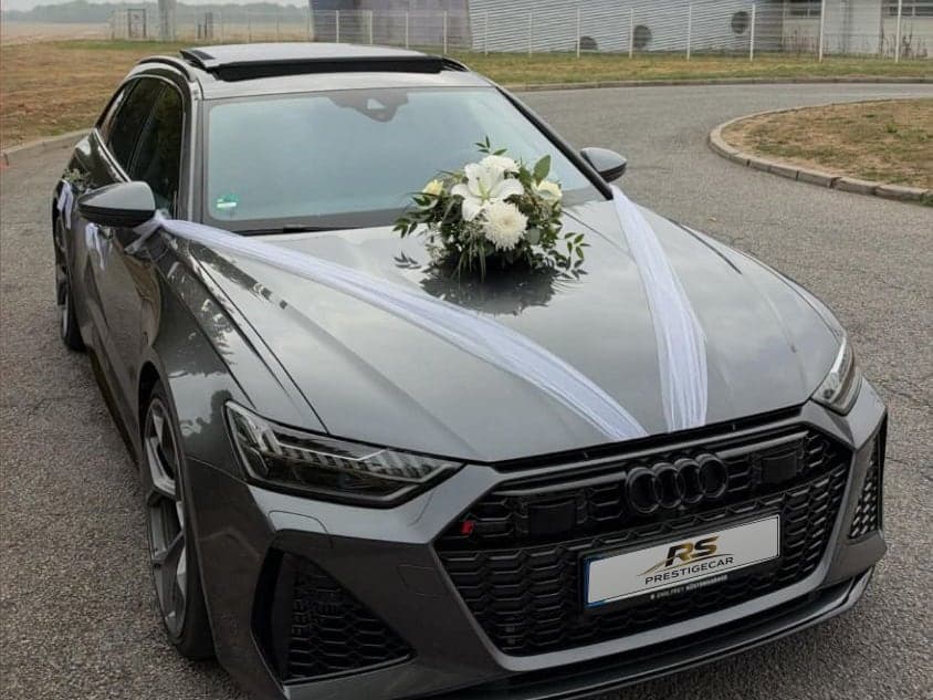 Audi RS 6 Avant grise de RS Prestige Car, décorée pour un mariage