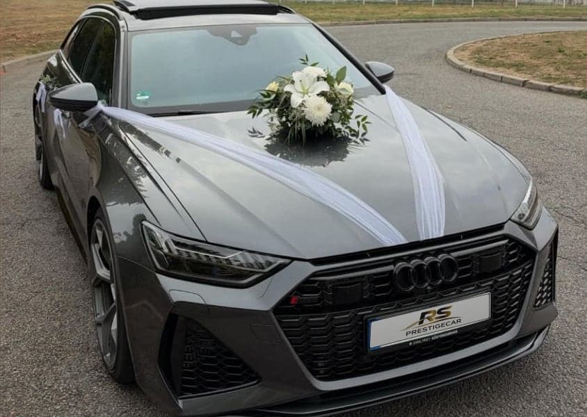 Audi RS 6 Avant grise de RS Prestige Car, décorée pour un mariage
