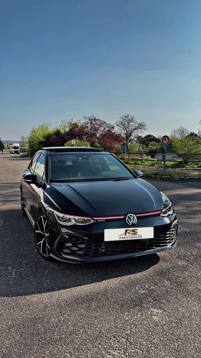 Volkswagen Golf 8 GTI noire de RS Prestige Car, vue avant
