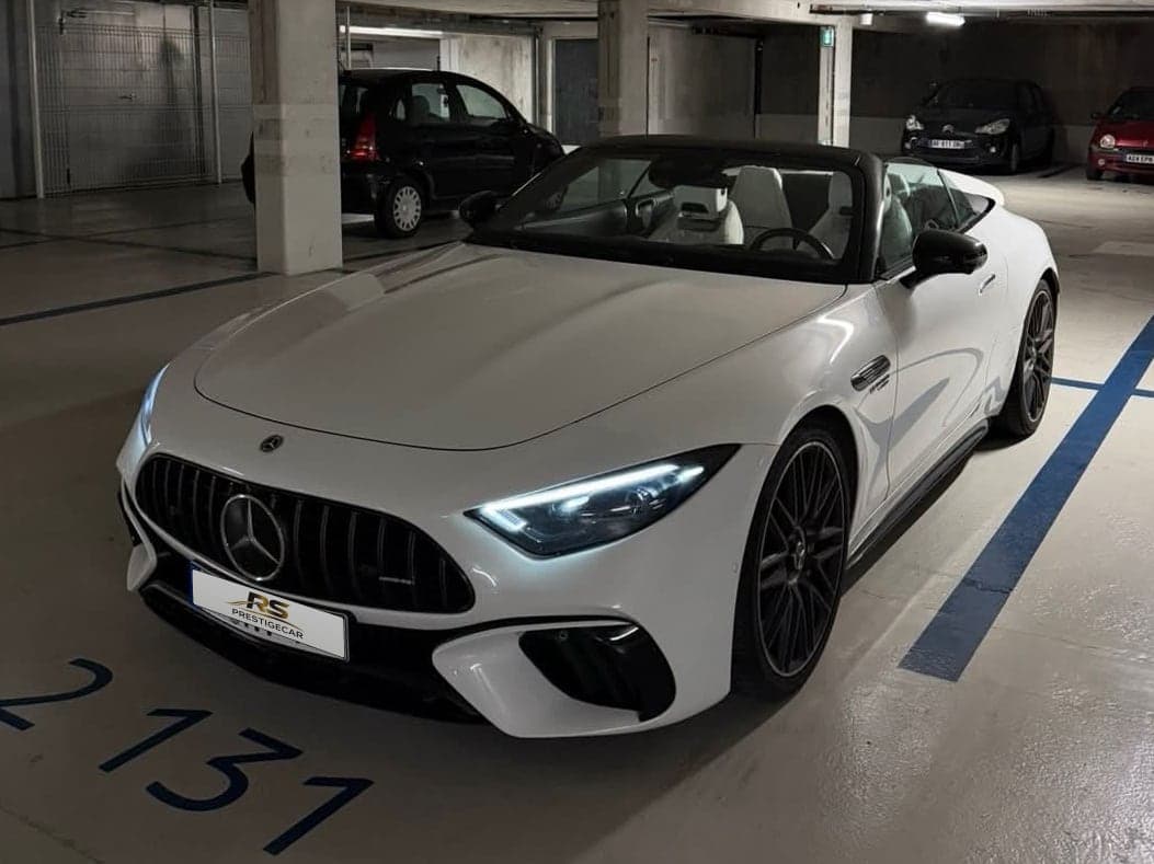 Mercedes-AMG SL 63 Roadster blanc de RS Prestige Car, capote ouverte, phares allumés