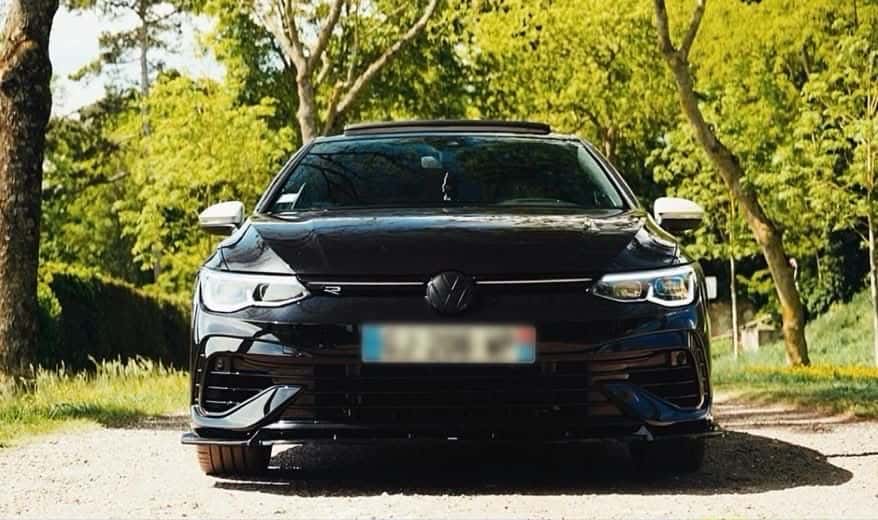 Golf 8 R noire de RS Prestige Car, vue de face, préparée avant une sortie