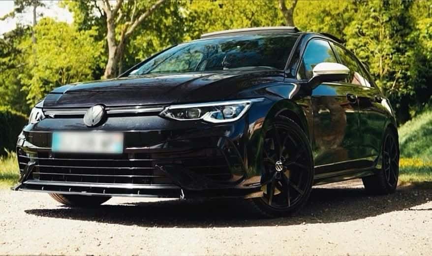 Golf 8 R de RS Prestige Car de trois quarts, dans une allée boisée