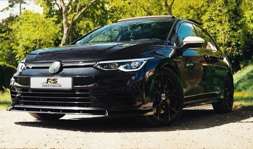 Volkswagen Golf 8 R noire de RS Prestige Car, vue avant trois-quarts sous les arbres