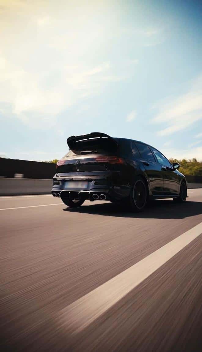Golf 8 R de RS Prestige Car en mouvement sur la route