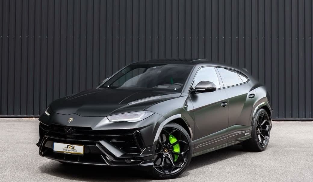 Lamborghini Urus Performante noir mat, étriers verts, vue avant trois-quarts