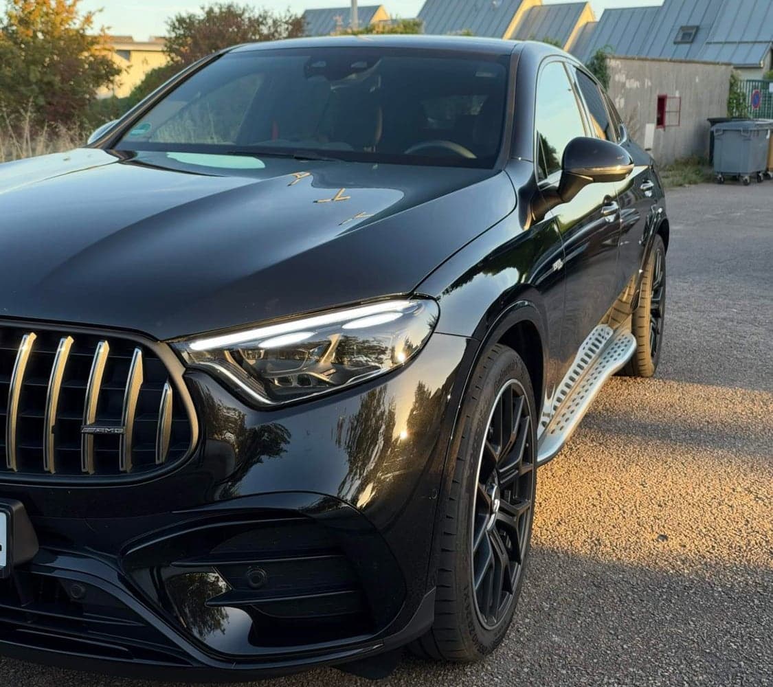 Mercedes-AMG GLC 53 Coupé noir au coucher du soleil