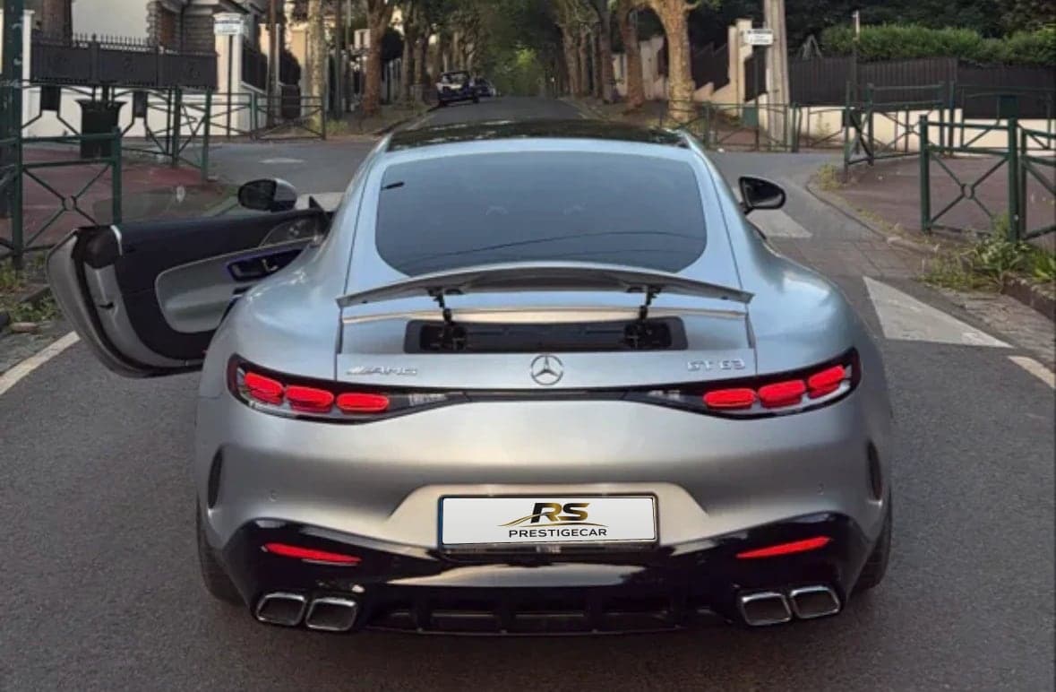 Mercedes-AMG GT 63 grise mate vue de l'arrière, aileron et quatre sorties